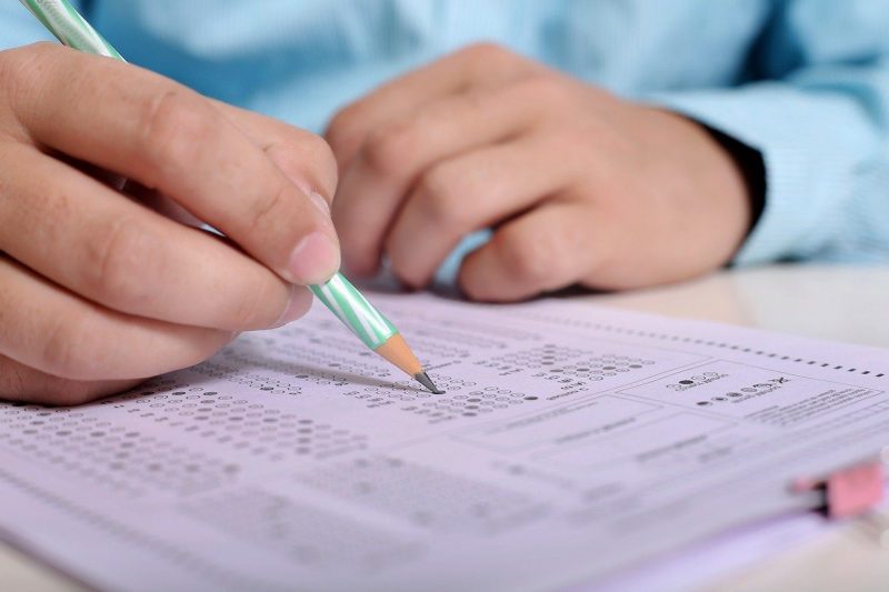 franta-extinde-evaluarile-nationale-anuale-si-la-clasele-a-iii-a-si-a-vii-a,-din-septembrie-2023,-dupa-ce-au-fost-pilotate-anul-trecut-pe-zeci-de-mii-de-elevi