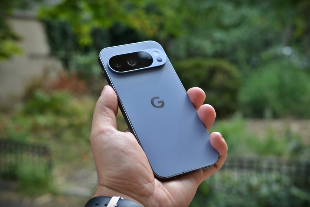review-google-pixel-10-pro:-„magneticul”-nou-standard-pentru-universul-android-/-unde-pluseaza-si-unde-mai-are-de-imbunatatit-telefonul-google 