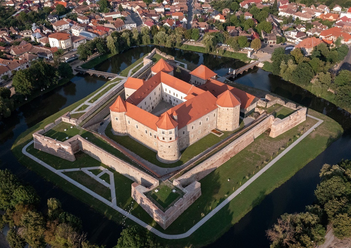catarg-de-30-de-metri-in-„parcul-romaniei”-din-fagaras-/-investitie-de-aproape-6-milioane-de-lei-care-marcheaza-locul-unde-e-centrul-tarii
