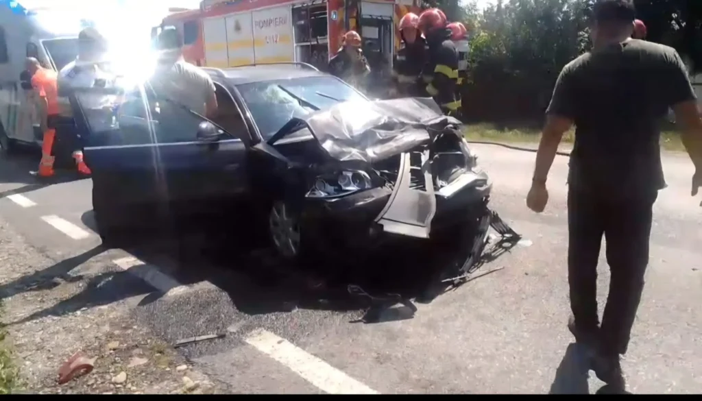 Accident pe E85! Un autoturism sub un tir