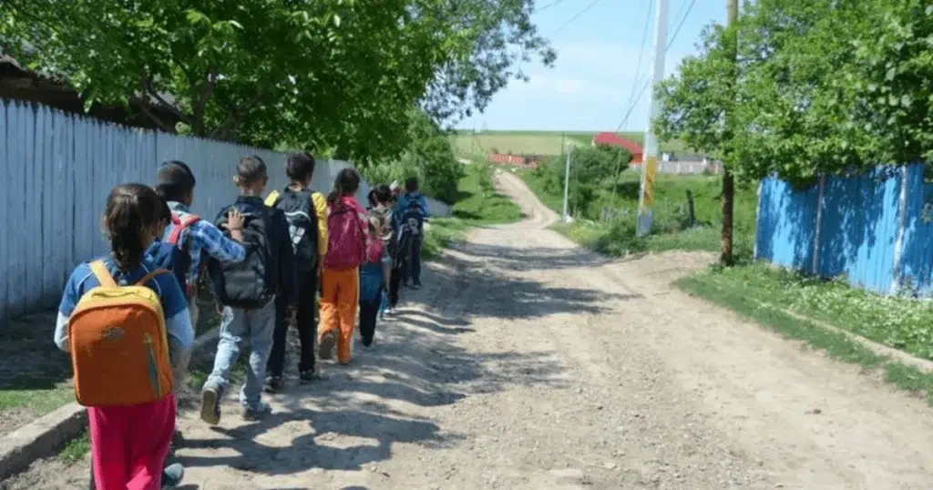 Profesorii fug de școlile de la sate! Clădirile degradate, copiii flămânzi și părinții agresivi îi determină să renunțe: „Copilul nu venea la prima oră pentru că ajuta la animale”