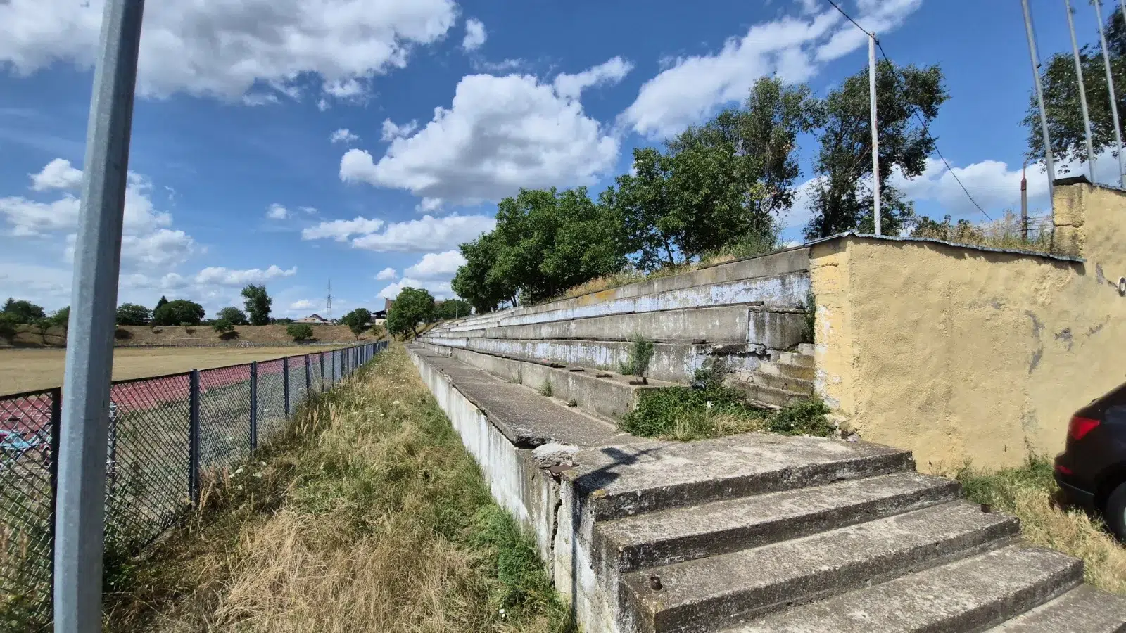 Tribunele stadionului, deteriorate