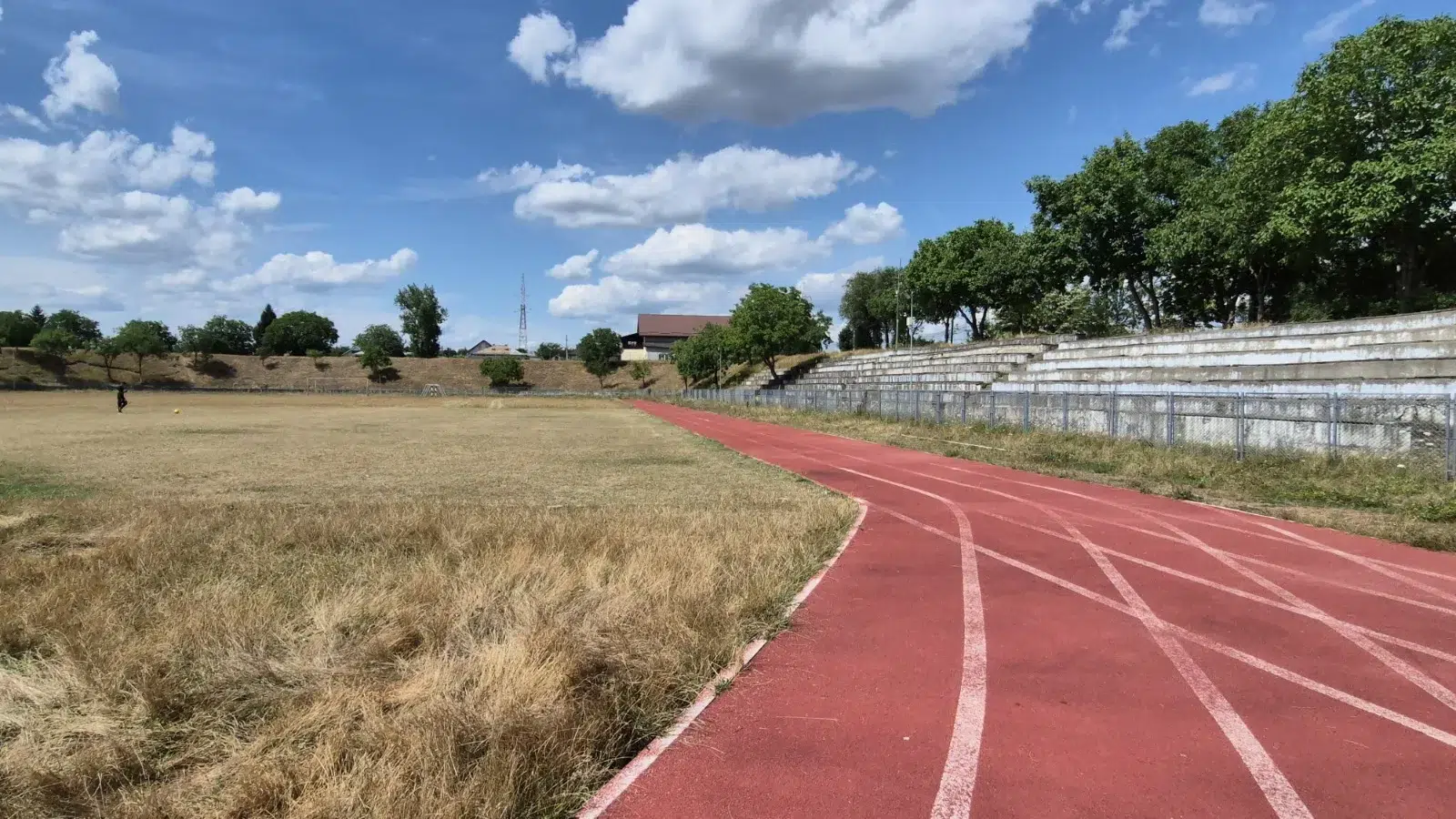 Pista de atletism a stadionului, in stare degradata