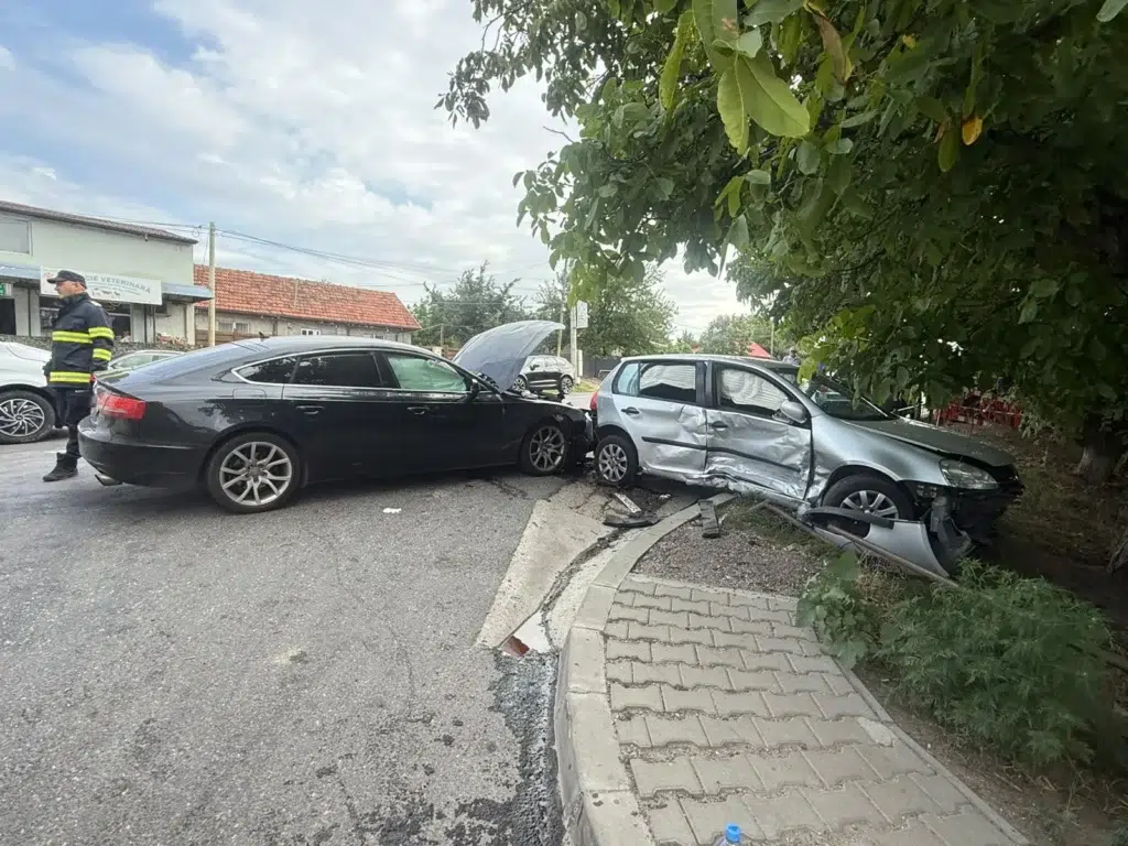 Accident rutier în comuna Lețcani. Două autoturisme implicate
