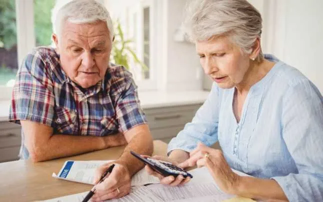 Suma uriașă reținută drept CASS pensionarilor cu pensia între 4.000 și 5.000 lei. Cum ar putea recupera banii?