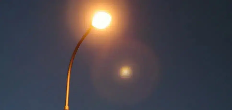 Intensitatea iluminatului public va fi redusă la jumătate, începând din această noapte, la Pașcani