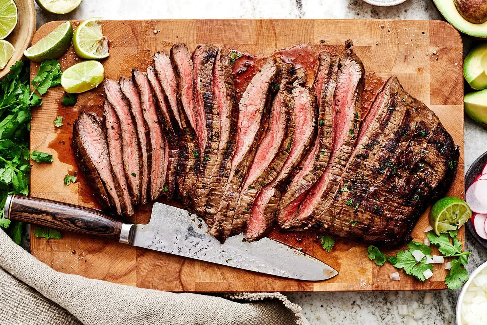 Carnea de un miliard de lei. Trei afaceri de familie controlează aproape 80% din industria ieșeană de carne și preparate din carne