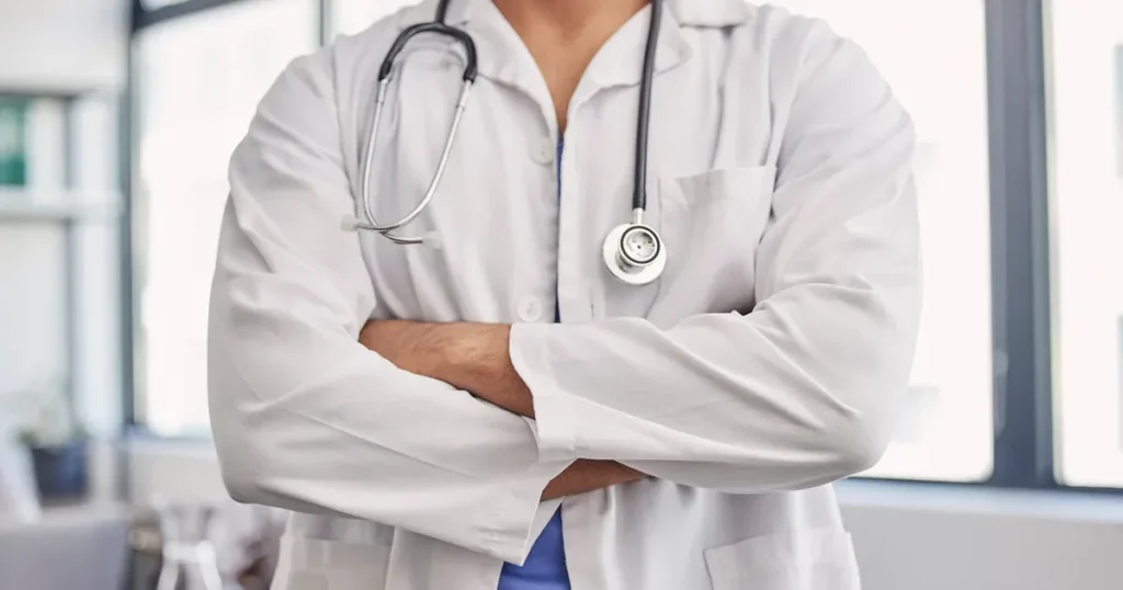 Paradox, în România. Spitalele duc lipsă de medici, un doctor absolvent nevoit să lucreze ca muncitor