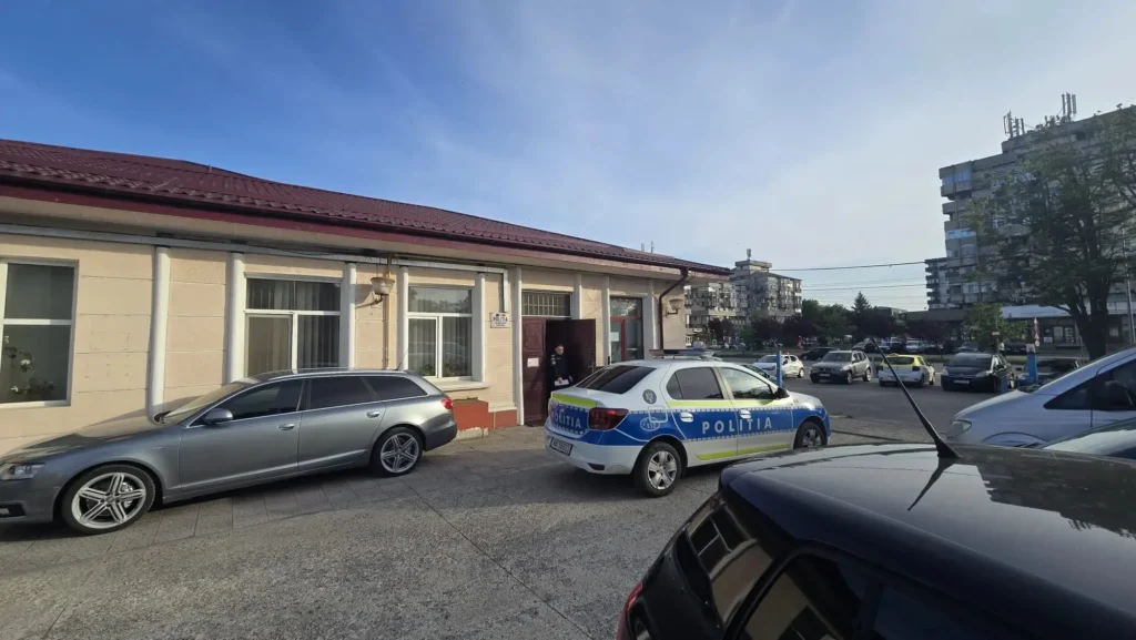 Bărbat reținut la Pașcani după ce ar fi rupt brățara de monitorizare și ar fi încălcat un ordin de protecție