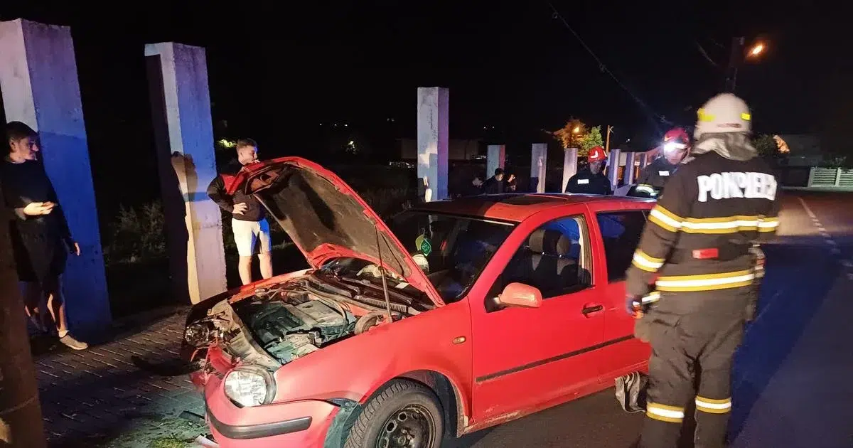 Accident rutier în Târgu Frumos. Un autoturism a intrat într-un stâlp