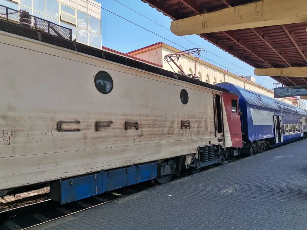 CFR: Călătorii și abonamente lunare gratuite la clasa a doua pentru elevi