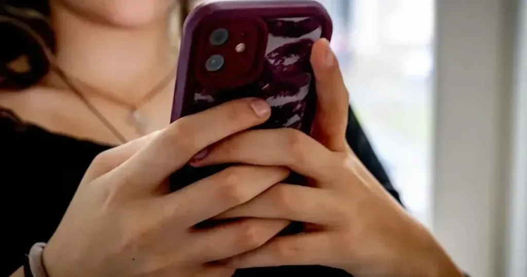 Copiii sub 13 ani nu vor putea avea conturi pe rețelele de socializare. Ce reguli propune UE