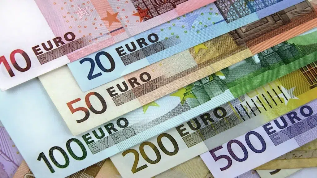 Euro și alte valute principale scad în raport cu leul. Cursul valutar oficial anunțat pentru joi de BNR