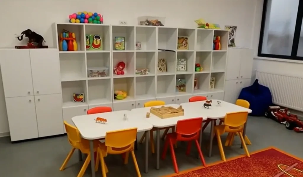 “Jaf” mascat la o grădiniţă din Neamţ Un adolescent a forţat uşi şi ferestre ca să fure plastilină şi jucării