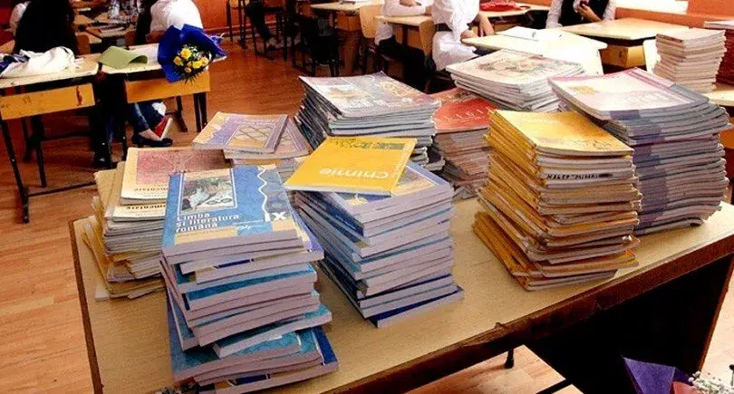 Fără noile manuale la început de an școlar. Licitația pentru manualele de clasa a IX-a, încă nefinalizată cu doar câteva zile înainte ca elevii să meargă la școală. „Cu tot dragul”